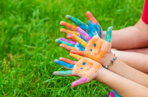 Lächeln Auf Den Händen Eines Kindes Das Zeichnet Selektiver Fokus — Stockfoto