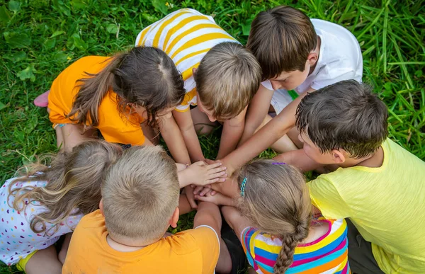Kinder Spielen Mit Ineinander Verschränkten Händen Selektiver Fokus Kinder — Stockfoto