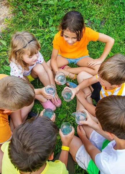 孩子们一起在外面喝水 有选择的重点 孩子们 — 图库照片