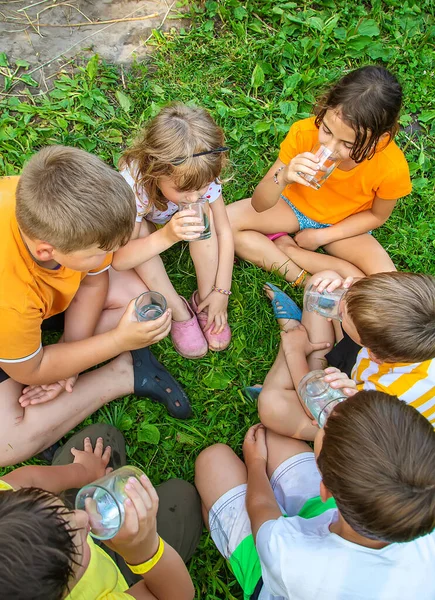 Kinder Trinken Gemeinsam Wasser Freien Selektiver Fokus Kinder — Stockfoto