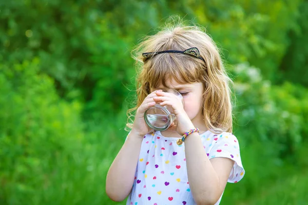 Bambina Beve Acqua Bicchiere Concentrazione Selettiva Ragazzo — Foto Stock