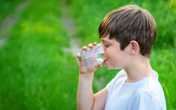 Мальчик Пьет Воду Стакана Выборочный Фокус Kid — стоковое фото