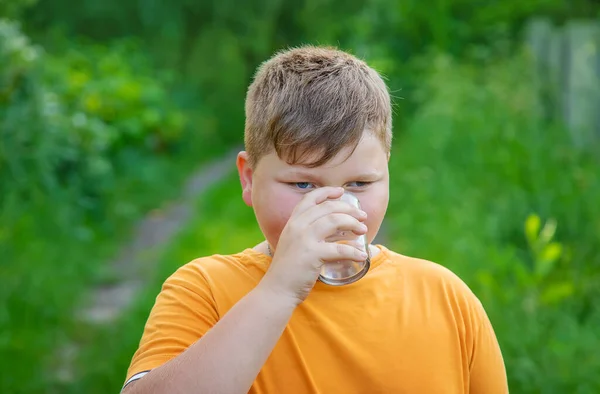 Junge Trinkt Wasser Aus Einem Glas Selektiver Fokus Kind — Stockfoto