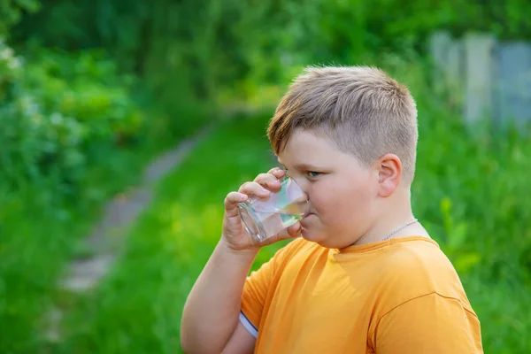 Barnpojken Dricker Vatten Ett Glas Selektivt Fokus Grabben — Stockfoto
