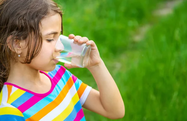 Девочка Пьет Воду Стакана Выборочный Фокус Kid — стоковое фото