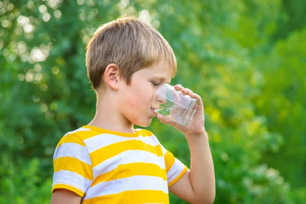 Jongen Drinkt Water Uit Een Glas Selectieve Focus Jongen — Stockfoto
