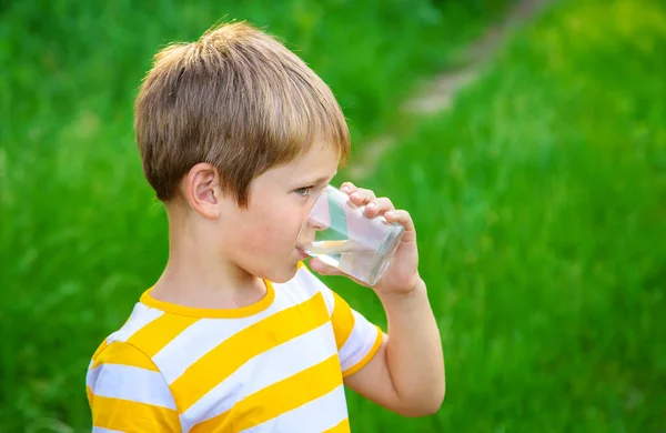 Мальчик Пьет Воду Стакана Выборочный Фокус Kid — стоковое фото