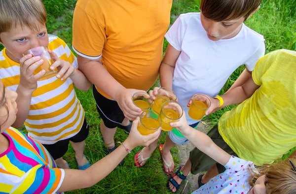 Kinder Trinken Gemeinsam Limonade Auf Der Straße Selektiver Fokus Kinder — Stockfoto
