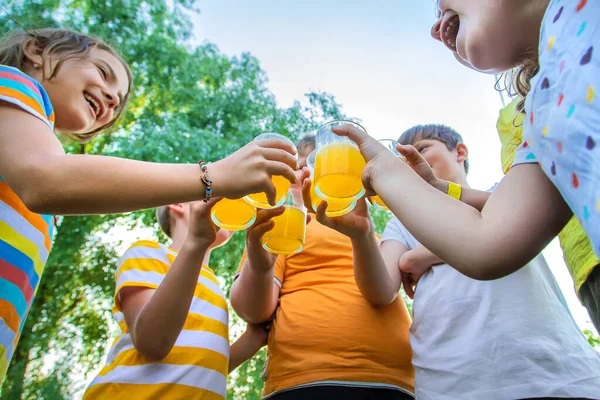 孩子们正在街上一起喝柠檬水 有选择的重点 孩子们 — 图库照片