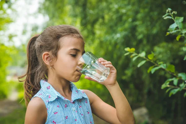 Niña Bebe Agua Vaso Enfoque Selectivo Niño — Foto de Stock