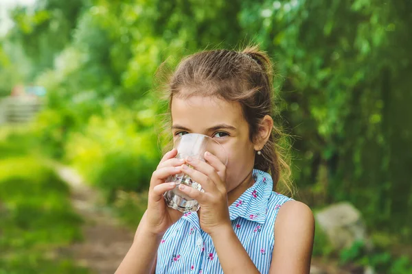 Niña Bebe Agua Vaso Enfoque Selectivo Niño —  Fotos de Stock