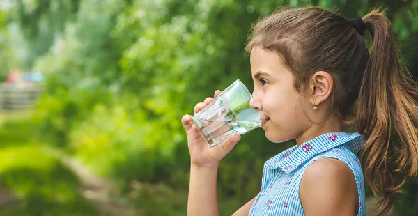 Gadis Kecil Minum Air Dari Gelas Fokus Selektif Anak — Stok Foto