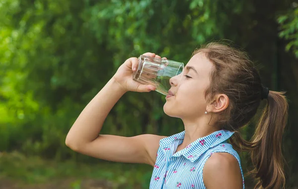 Gadis Kecil Minum Air Dari Gelas Fokus Selektif Anak — Stok Foto