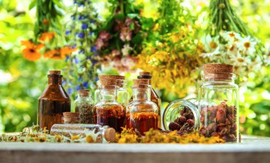 Şişedeki şifalı bitkilerin tentürü. Seçici odaklanma. Doğa.