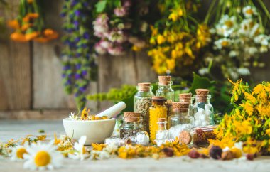 Şişedeki şifalı bitkilerin tentürü. Seçici odaklanma. Doğa.