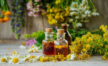 Şişedeki şifalı bitkilerin tentürü. Seçici odaklanma. Doğa.