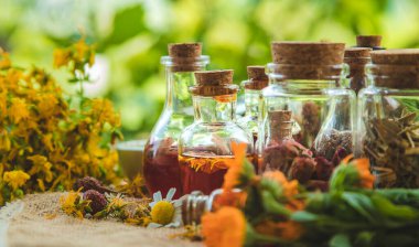 Şişedeki şifalı bitkilerin tentürü. Seçici odaklanma. Doğa.