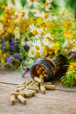 İlaçlar ve ilaç içeren vitaminler. Seçici odaklanma. Doğa.
