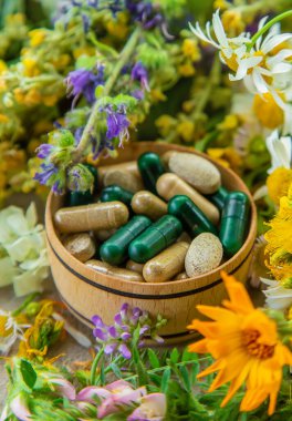 İlaçlar ve ilaç içeren vitaminler. Seçici odaklanma. Doğa.