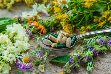 İlaçlar ve ilaç içeren vitaminler. Seçici odaklanma. Doğa.