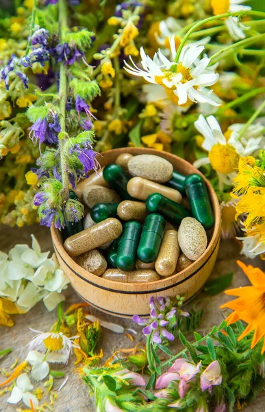 Kosttillskott Och Vitaminer Med Medicinalörter Selektivt Fokus Natur — Stockfoto