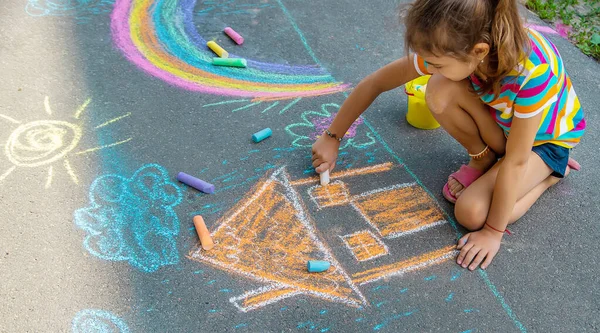 Anak Itu Menggambar Sebuah Rumah Dan Pelangi Aspal Dengan Kapur — Stok Foto