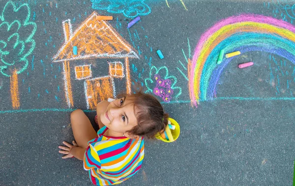 Criança Desenha Uma Casa Arco Íris Asfalto Com Giz Foco — Fotografia de Stock