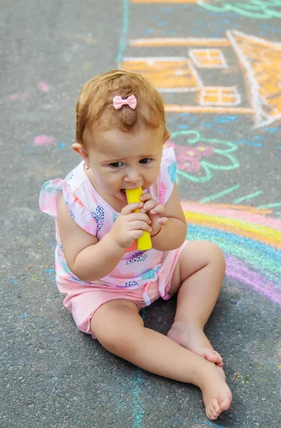 Baby Frisst Kreide Zum Zeichnen Selektiver Fokus Kinder — Stockfoto