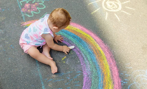 Das Kind Zeichnet Mit Kreide Ein Haus Und Einen Regenbogen — Stockfoto