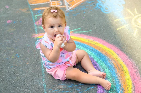 Bebé Come Tiza Para Dibujar Enfoque Selectivo Niños —  Fotos de Stock