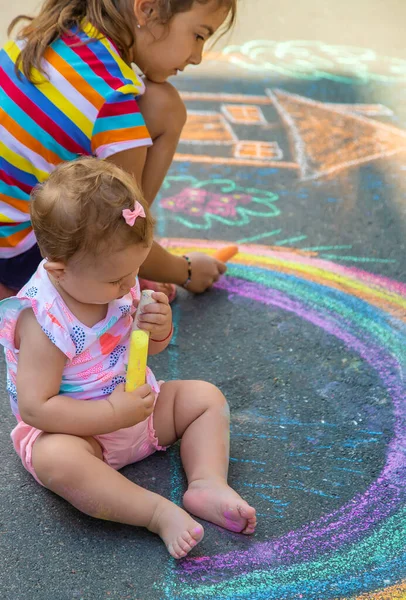 Das Kind Zeichnet Mit Kreide Ein Haus Und Einen Regenbogen — Stockfoto