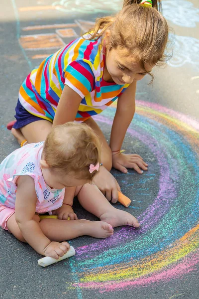 Het Kind Tekent Een Huis Een Regenboog Het Asfalt Met — Stockfoto