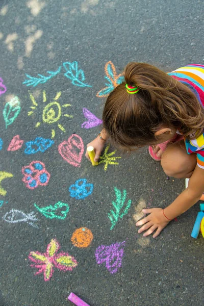 Ребенок Рисует Мелом Асфальте Выборочный Фокус Дети — стоковое фото