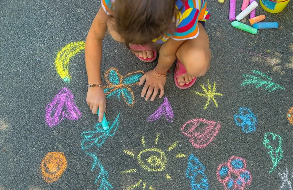 Das Kind Zeichnet Mit Kreide Auf Den Asphalt Selektiver Fokus — Stockfoto