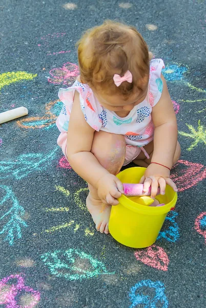 Das Kind Zeichnet Mit Kreide Auf Den Asphalt Selektiver Fokus — Stockfoto