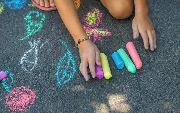 Das Kind Zeichnet Mit Kreide Auf Den Asphalt Selektiver Fokus — Stockfoto