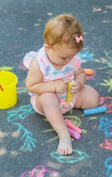 Das Kind Zeichnet Mit Kreide Auf Den Asphalt Selektiver Fokus — Stockfoto