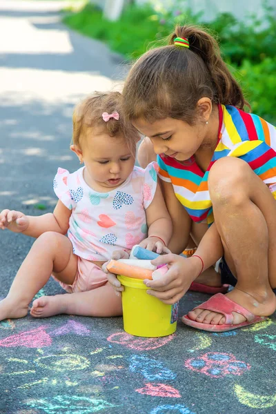 Das Kind Zeichnet Mit Kreide Auf Den Asphalt Selektiver Fokus — Stockfoto