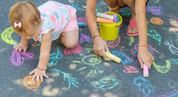 Enfant Dessine Craie Sur Asphalte Concentration Sélective Les Enfants — Photo