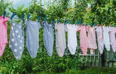 Bebek kıyafetleri dışarıda kurumuş. Seçici odaklanma. Doğa.