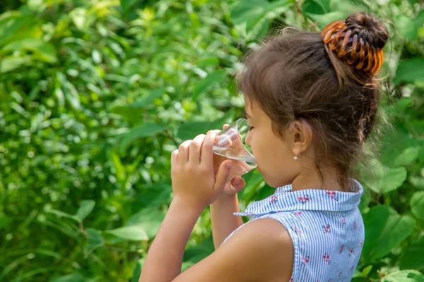 Девочка Пьет Воду Стакана Выборочный Фокус Kid — стоковое фото