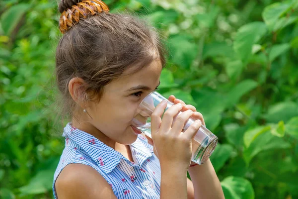 Gadis Kecil Minum Air Dari Gelas Fokus Selektif Anak — Stok Foto