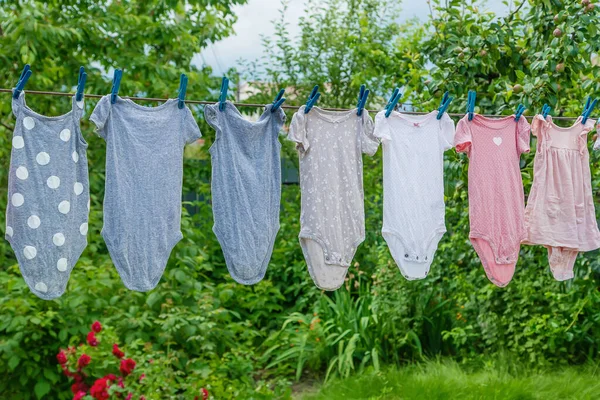 Ropa Bebé Seca Afuera Enfoque Selectivo Naturaleza —  Fotos de Stock