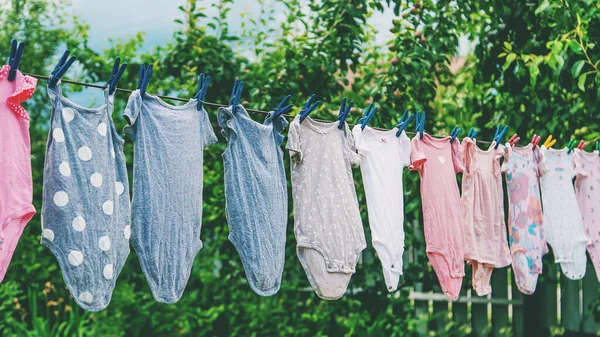 Les Vêtements Pour Bébés Sont Séchés Dehors Concentration Sélective Nature — Photo