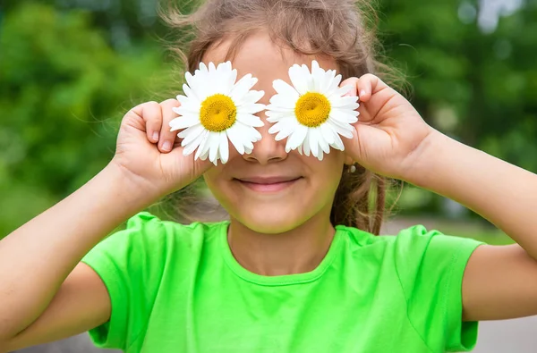 Niño Tiene Los Ojos Manzanilla Cara Enfoque Selectivo Naturaleza — Foto de Stock