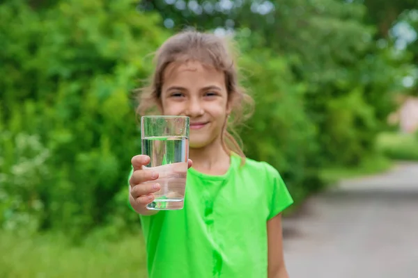 Дитяча Дівчинка Воду Склянки Вибірковий Фокус Хлопчик — стокове фото