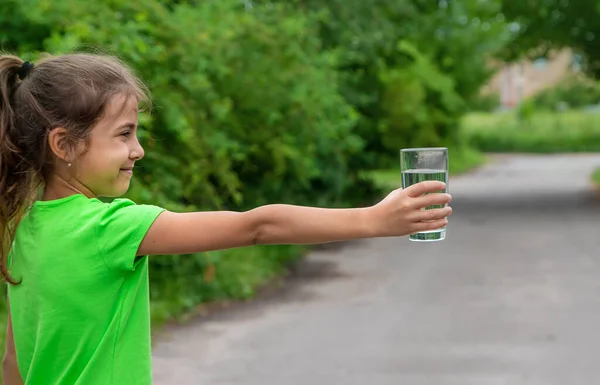 Bambina Beve Acqua Bicchiere Concentrazione Selettiva Ragazzo — Foto Stock