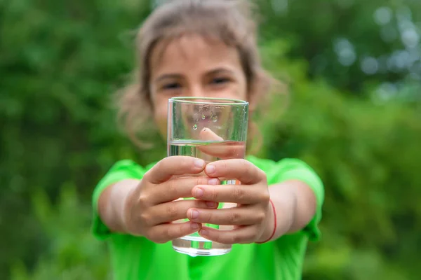 Gadis Kecil Minum Air Dari Gelas Fokus Selektif Anak — Stok Foto