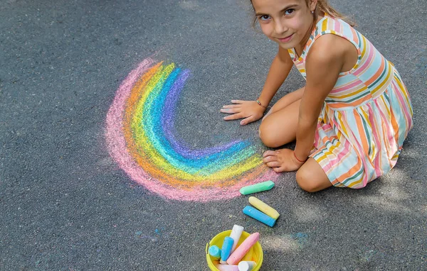 Kinder Malen Einen Regenbogen Auf Den Asphalt Selektiver Fokus Kinder — Stockfoto