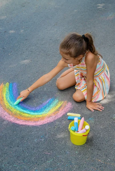 Kinder Malen Einen Regenbogen Auf Den Asphalt Selektiver Fokus Kinder — Stockfoto